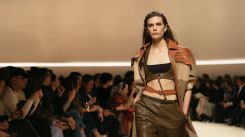Hermès printemps-été 2026, où le harnais dicte l’attitude. Photo Zoé Joubert