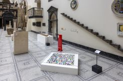 "Not Your Martyr" de Ramzi Mallat, une oeuvre en verre réalisée en 2023 et exposée au V&A Museum, à Londres. Photo : Avec l'aimable autorisation de l'artiste.