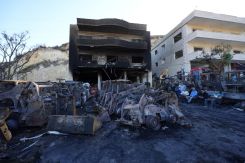 Des bâtiments endommagés et incendiés après les bombardements. Photo Mohammad Yassine / L'Orient-Le Jour