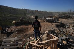 Un jeune homme sur le site bombardé à Msayleh. Photo Mohammad Yassine / L'Orient-Le Jour
