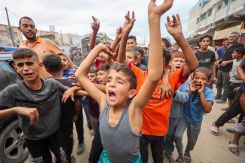 Des enfants palestiniens célèbrent à Khan Younès,  le 9 octobre 2025, suite à l'annonce d'un nouvel accord de cessez-le-feu à Gaza. Omar AL-QATTAA / AFP