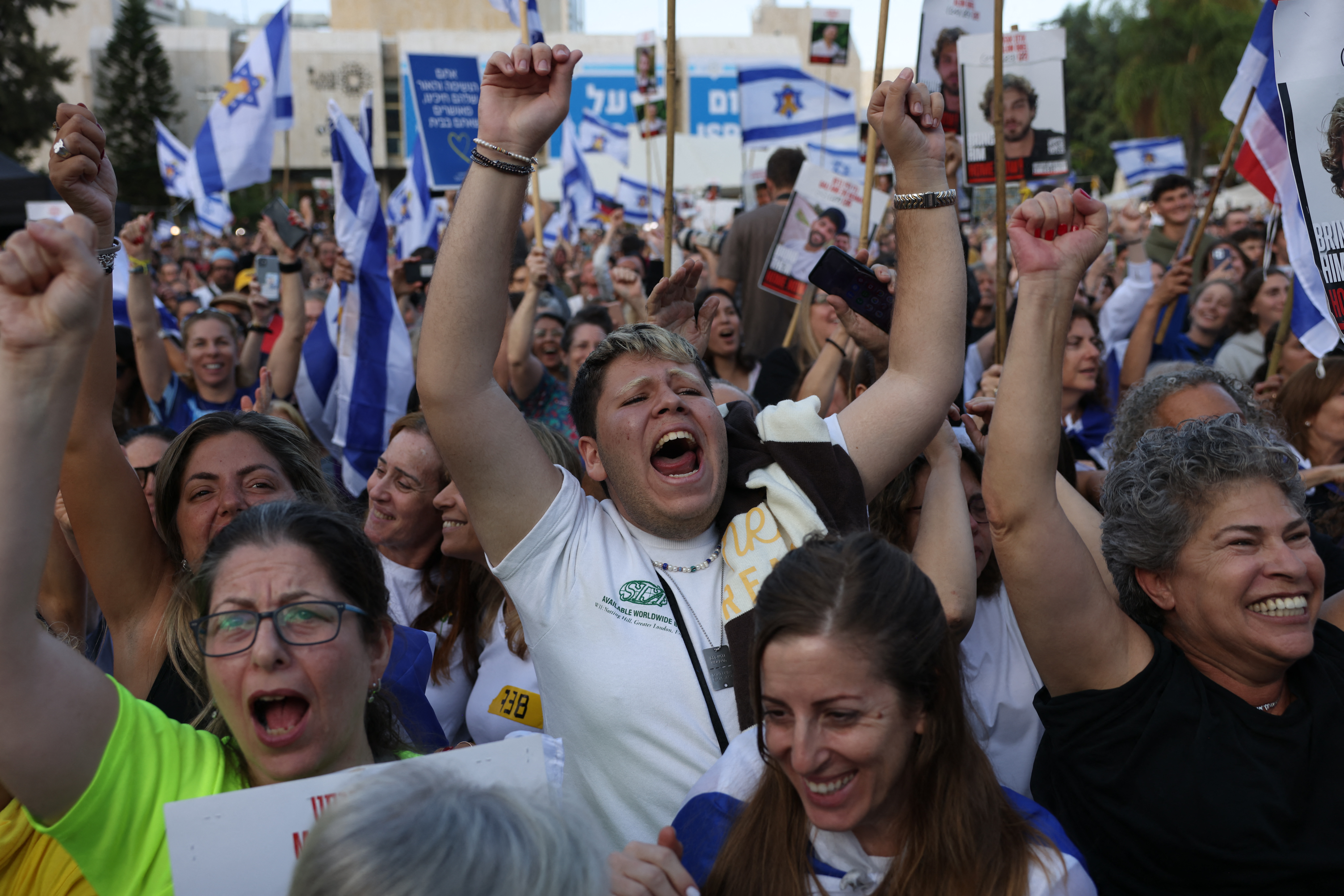 Des Israéliens manifestent leur joie avant la libération des otages toujours détenus à Gaza, à Tel Aviv tôt le 13 octobre 2025. Ahmad Gharabli/AFP 