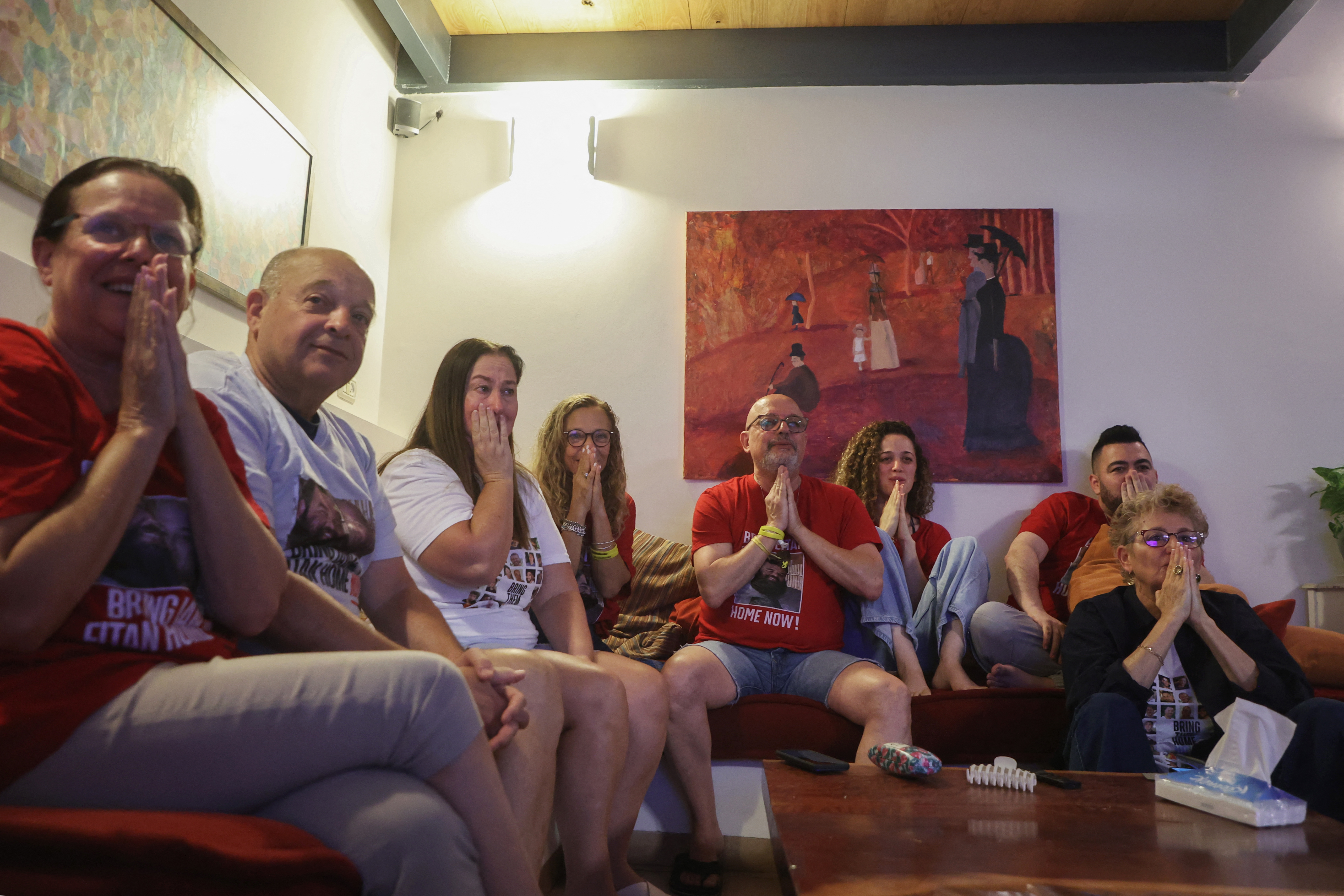 La famille et les amis de l'otage israélien Eitan Horn attendent sa libération dans leur maison de la ville de Rosh Haayin, dans le centre d'Israël, le 13 octobre 2025. Gil Cohen-Magen / AFP
