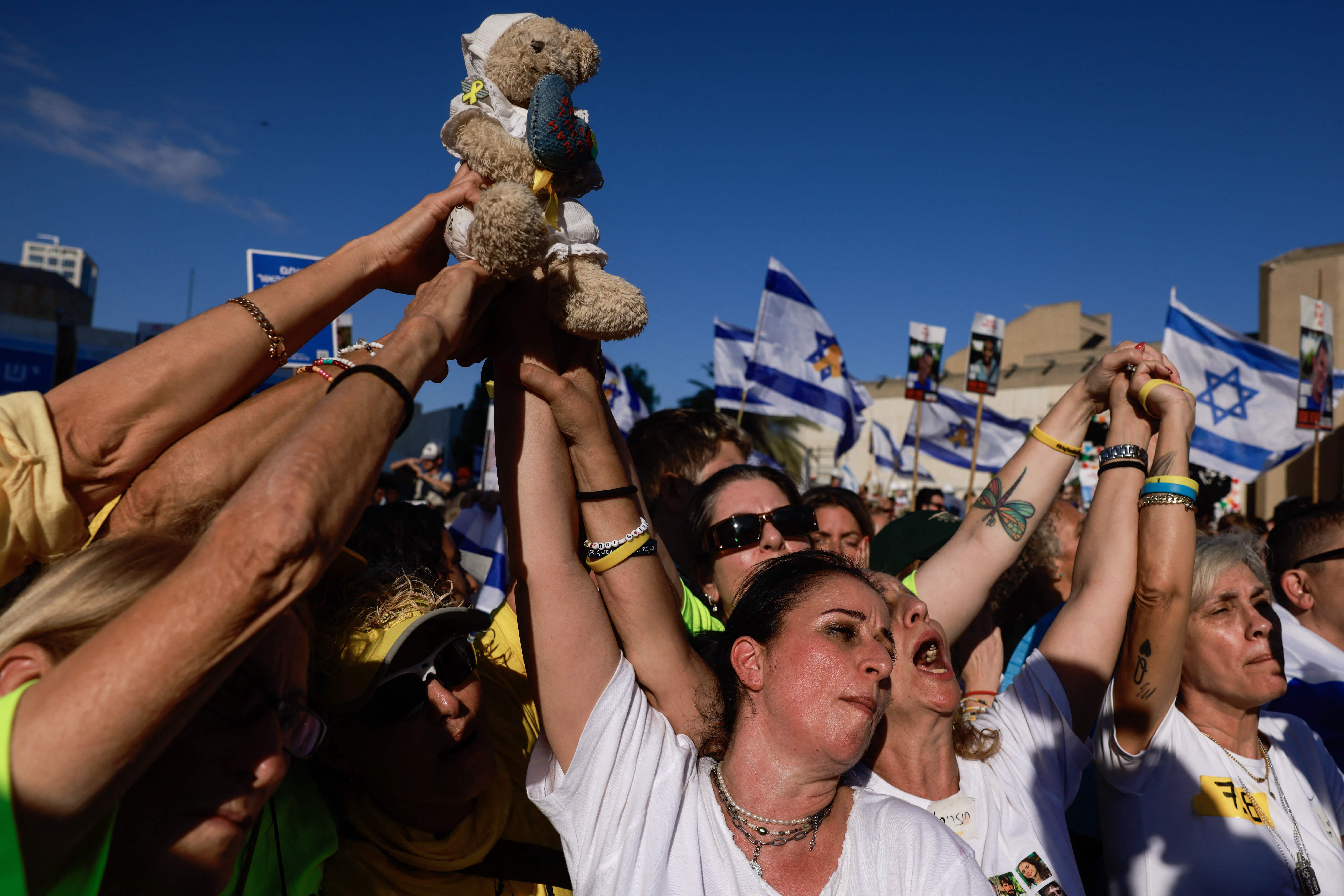Des Israéliens en liesse sur la place des otages à Tel Aviv alors que la nouvelle selon laquelle le Hamas avait déjà remis sept otages survivants à la Croix-Rouge, venait de tomber, le 13 octobre 2025. Menahem Kahana / AFP