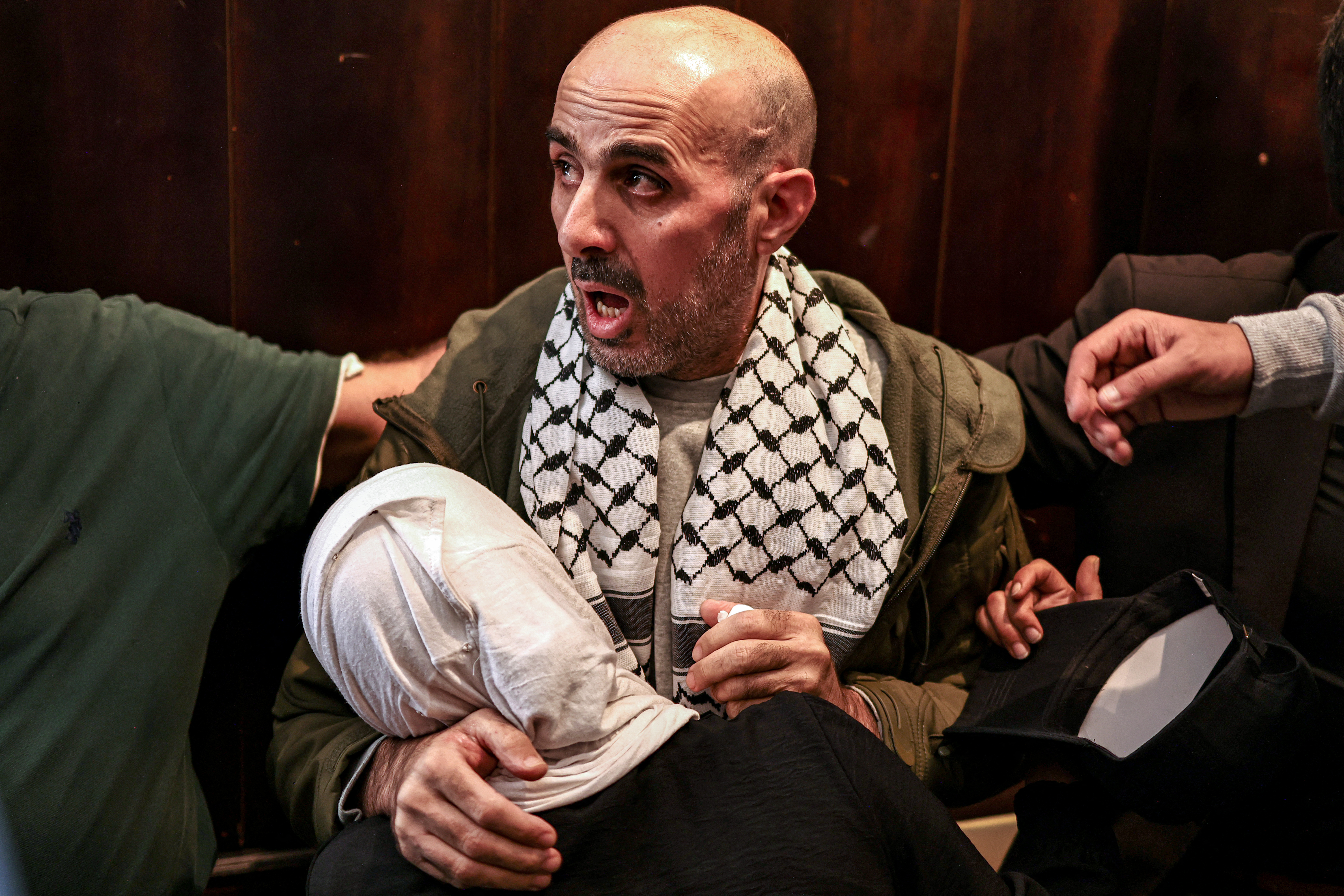 Un prisonnier palestinien libéré  est embrassé par une femme de sa famille à son arrivée en bus au Centre culturel de Ramallah, en Cisjordanie occupée, le 13 octobre 2025. Zain Jaafar / AFP