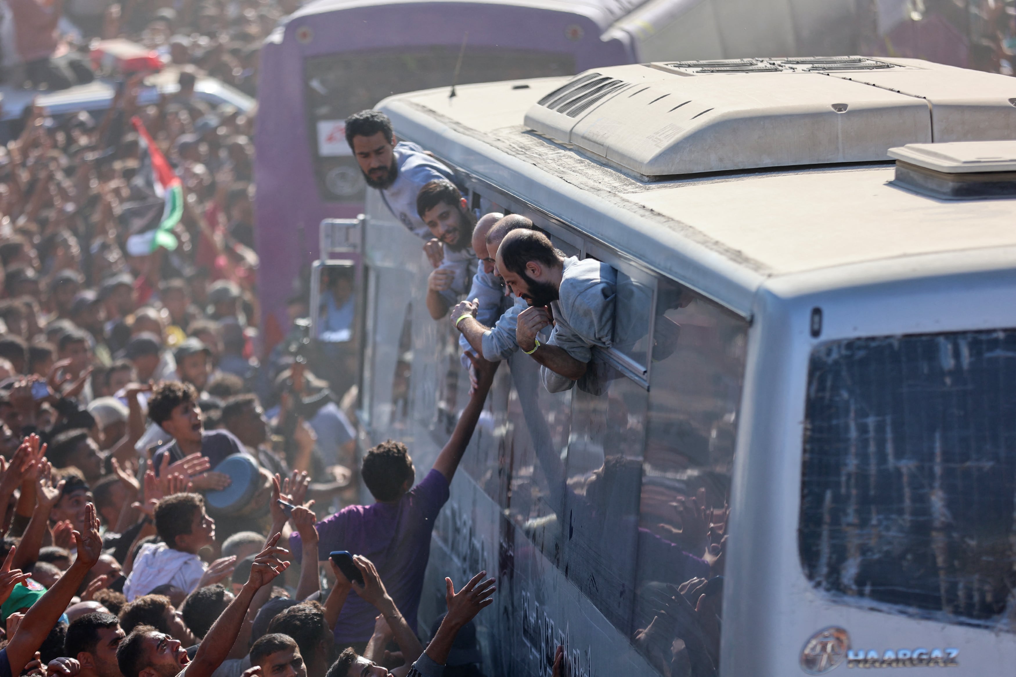 Des bus transportant des prisonniers palestiniens arrivent à Khan Younès, dans le sud de la bande de Gaza, le 13 octobre 2025. Omar al-Qattaa / AFP