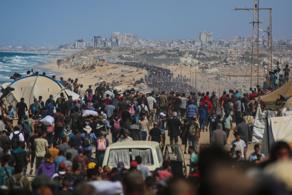 Thousands of displaced Palestinians flock towards remnants of homes after cease-fire