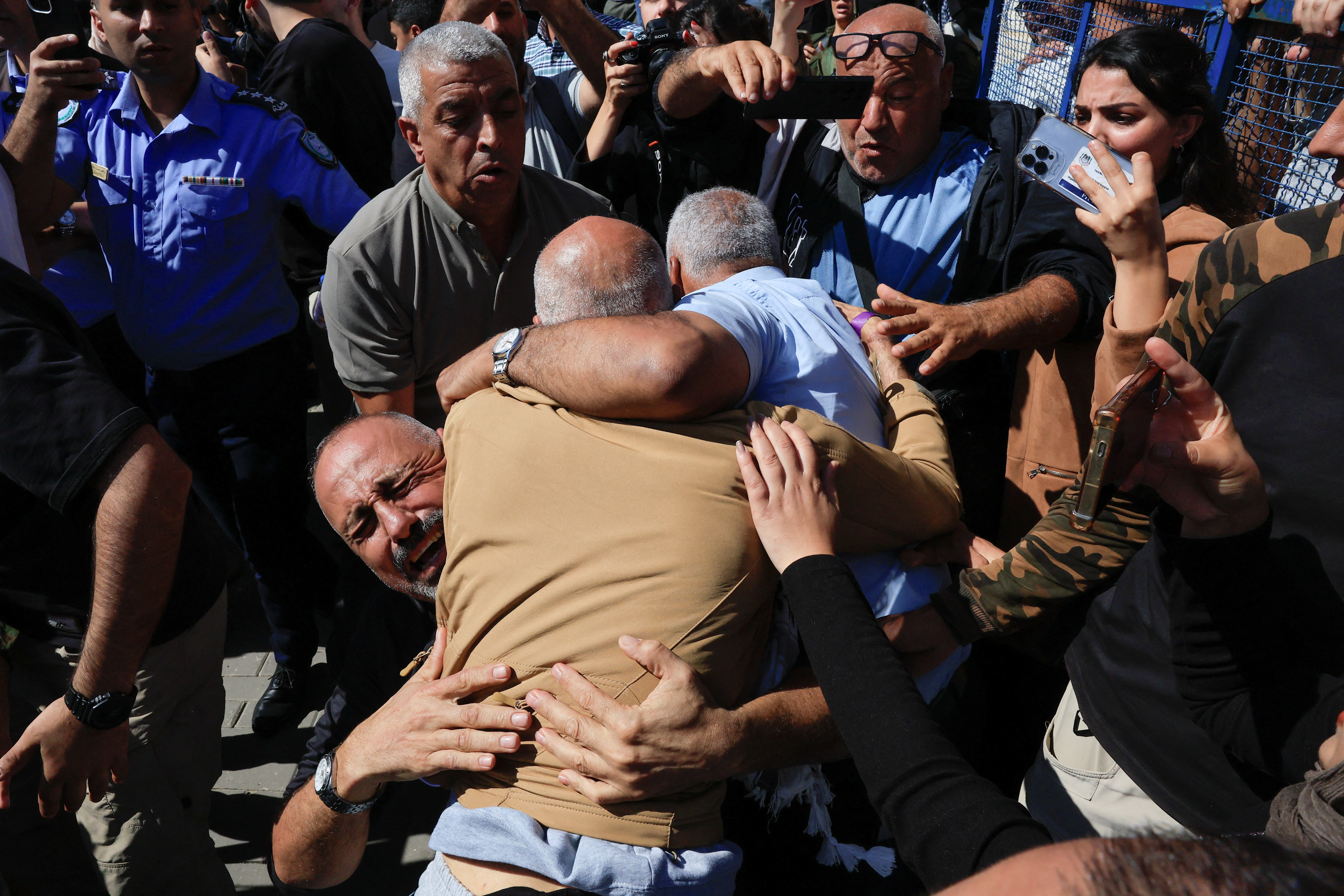Un prisonnier palestinien retrouve sa famille après avoir été libéré d'une prison israélienne, à Ramallah, en Cisjordanie occupée par Israël, le 13 octobre 2025. REUTERS/Mussa Qawasma