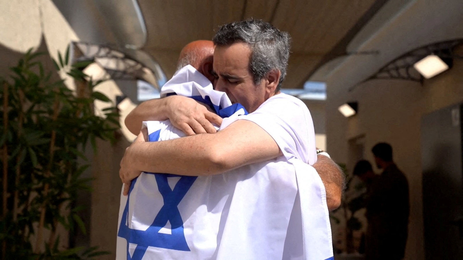 L'otage israélien libéré, Omri Miran, embrasse son père, Dani Miran, après sa libération, à Reim, en Israël, le 13 octobre 2025. Forces de défense israéliennes/Document via REUTERS