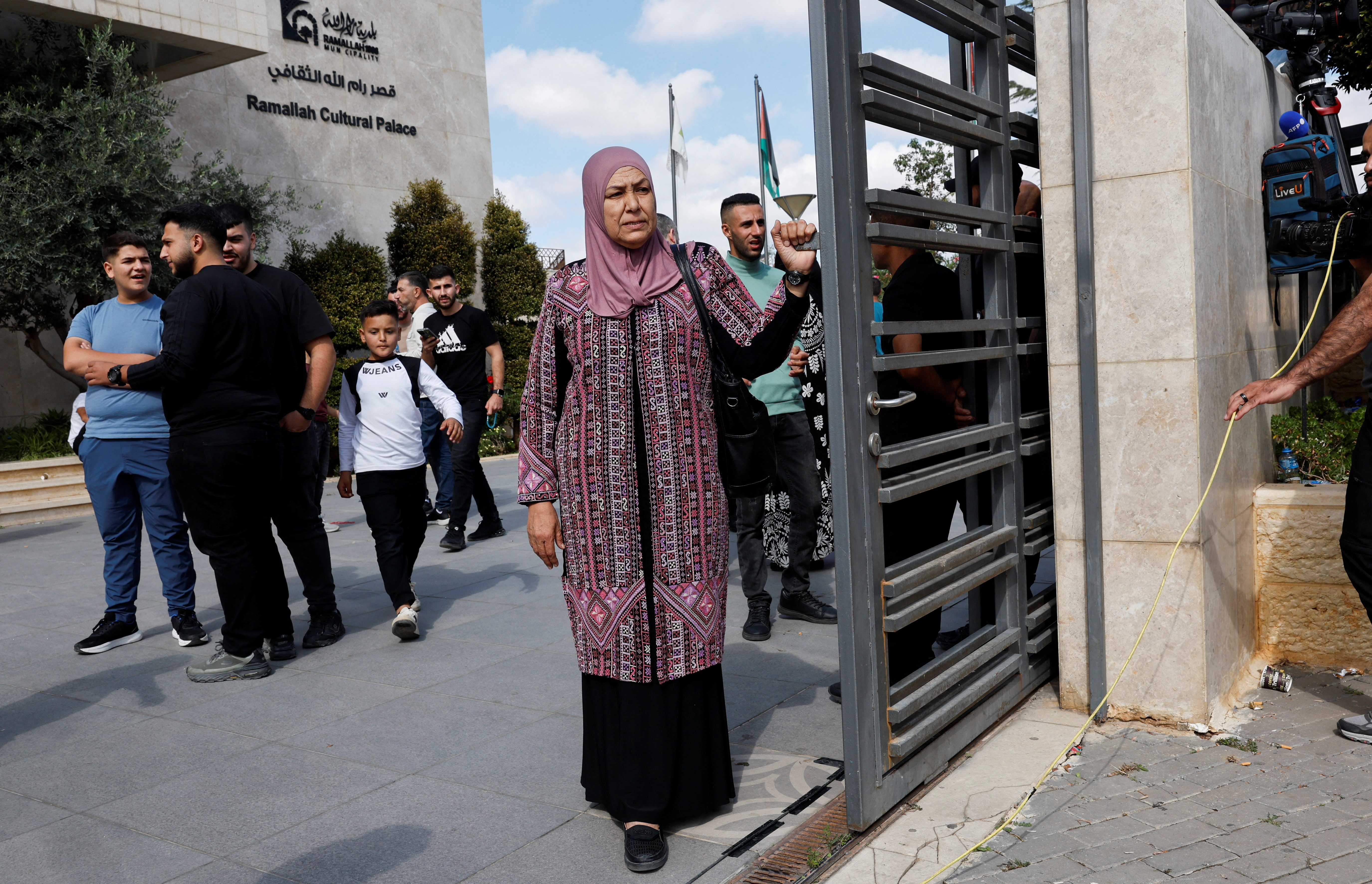Des familles attendent leurs proches palestiniens détenus dans une prison israélienne, à Ramallah, en Cisjordanie occupée par Israël, le 13 octobre 2025. REUTERS/Ammar Awad