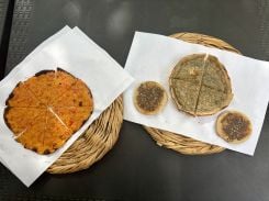 Une man'ouché dorée et les œufs soufflés du Furn Dalal. Photo Emily Carpenter / L'Orient-Le Jour