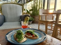 Soleil couchant, cocktail et tartine au levain au Green House Café & Bar. Photo Emily Carpenter / L'Orient-Le Jour