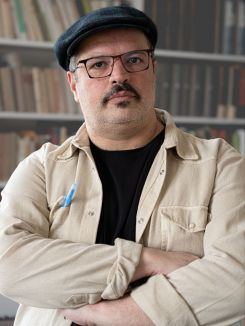 L'éditeur, libraire et metteur en scène Tinouche Nazmjou.