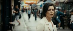L'actrice algérienne, Meriem Medjkane, jouant le rôle de la psychiatre Dounia Assam. Image tirée du film « Alger »