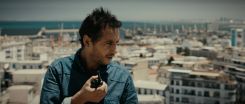 L'acteur algérien, Nabil Asli, jouant le rôle de l'inspecteur Sami Sadoudi. Image tirée du film « Alger »