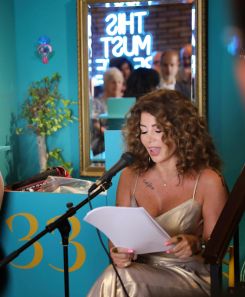 Joumana Haddad récitant l’un de ses poèmes lors d’une soirée au Cafébrairie 33, son nouvel espace littéraire à Beyrouth. Photo Mario Bou Monsef