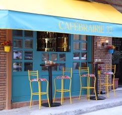 Le Cafébrairie 33, lieu hybride entre café et librairie imaginé par Joumana Haddad, mêle hédonisme, littérature et engagement. Photo Mario Bou Monsef