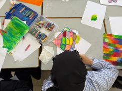 Les ateliers, à la fois ludiques et formatifs, aboutissent à des créations collectives que les élèves présentent ensuite à leurs parents. Avec l'aimable autorisation de BeMA
