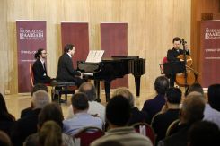 Les Khalifé en accords majeurs : Ayad au piano et Sary au violoncelle. Photo Léon Markarian