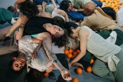 Les corps entremêlés, échos silencieux aux villes effondrées dans "Gathering" de Samar Haddad King. Photo Jeenah Moon