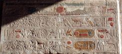 Texte martelé pour effacer les mentions de Hatchepsout au temple de Deir el-Bahari. Hedwig Storch/Wikicommons