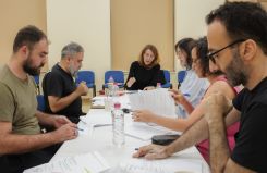 Pendant la lecture de « Hob wa harb » à l'AUB, les acteurs Ralph Khoury (Troïlus), Abdelrahem Alawji (Hector), Mabelle Abdo (Ulysses/narration) et Farah Shaer (Cressida) avec Georgina Van Welie et Lucien Bourjeily. Photo Nader Jebeily