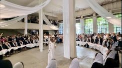 Une performance des brodeuses de Sélim Azzam a ouvert le 22 octobre la We Design Beirut à l'Usine Abroyan. DR