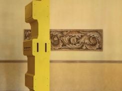 Un totem designé Dia Mrad à la Villa Audi. Avec l'aimable autorisation de l'artiste