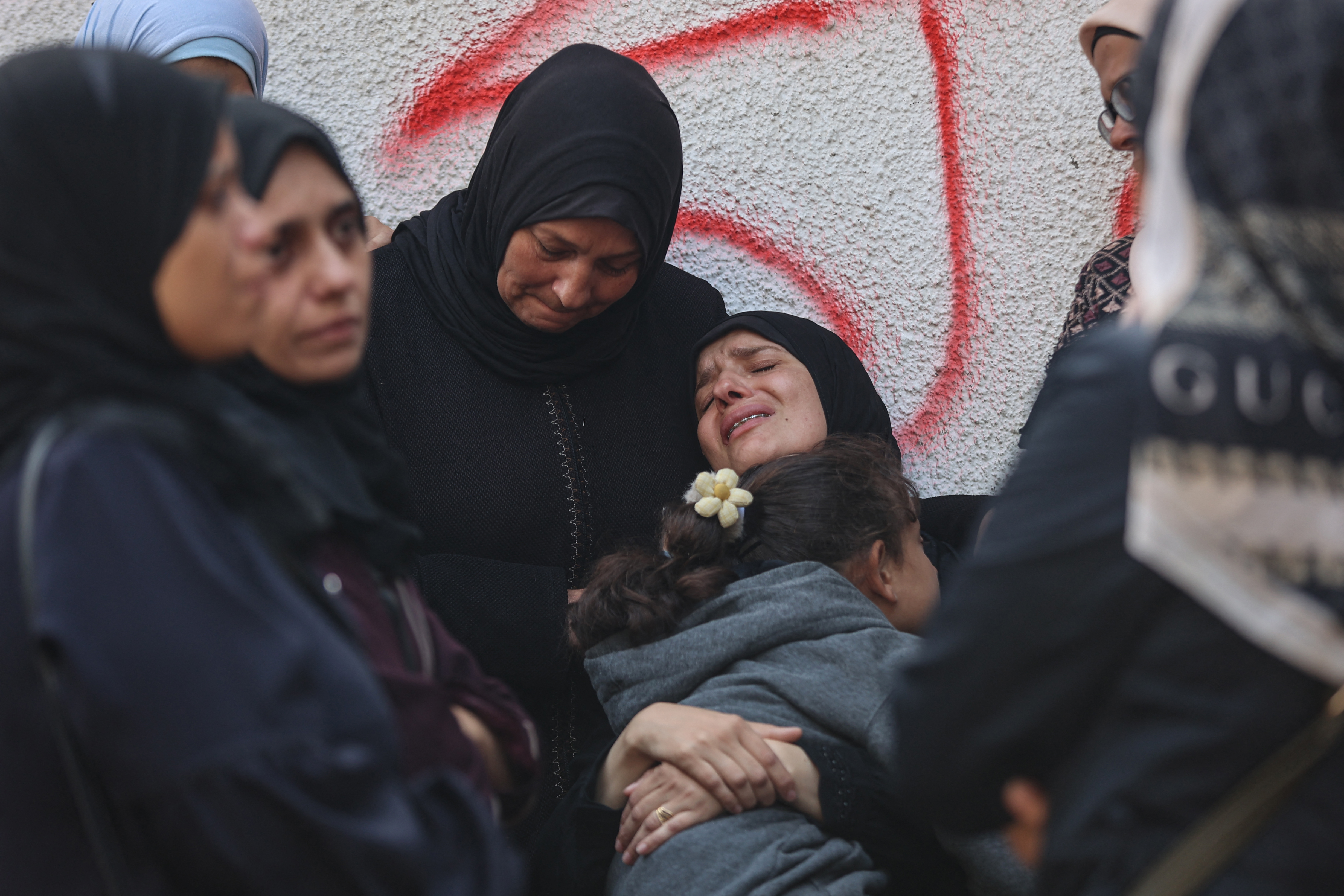Des Palestiniens pleurent la mort de leurs proches tués par l'armée israélienne, à l'hôpital Al-Shifa de la ville de Gaza, le 29 octobre 2025. Omar Al-Qattaa / AFP