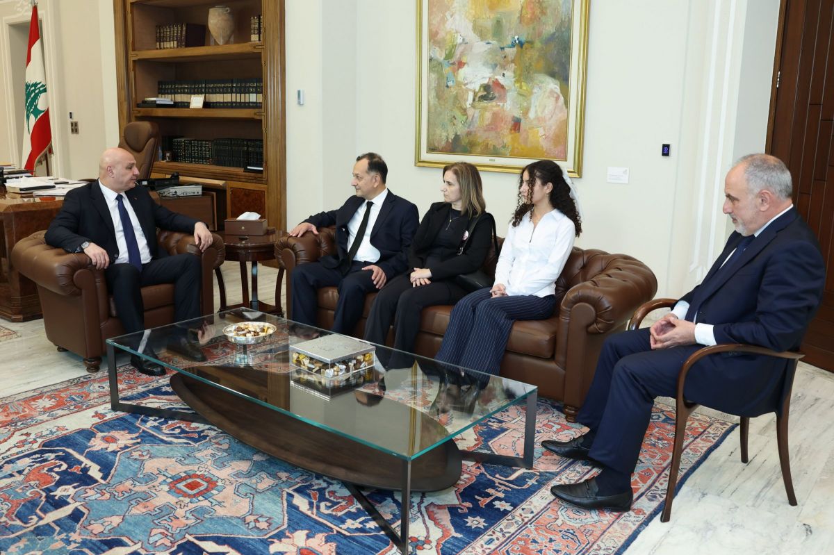 « Les enquêtes se poursuivront jusqu'à ce que la vérité soit établie », affirme Aoun à la famille d'Élio Abou Hanna 