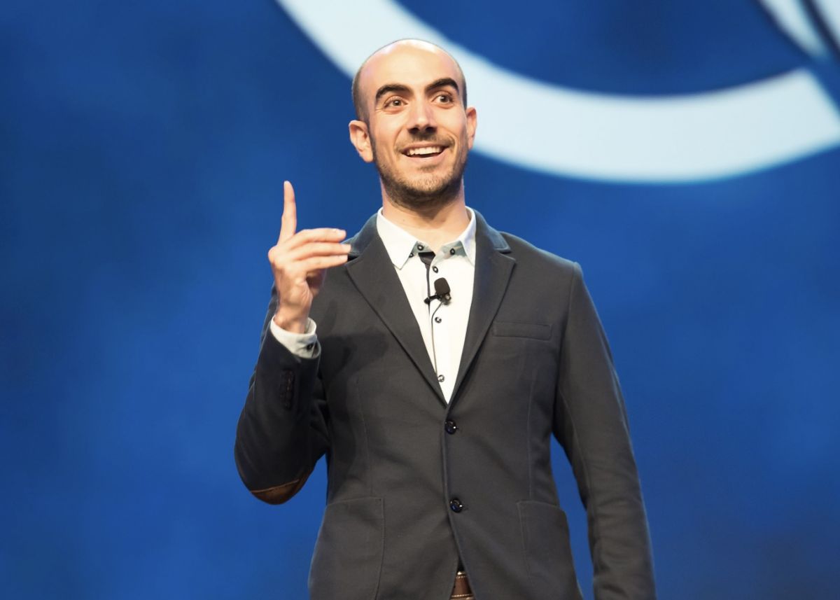 L’humoriste Joze Piranian : Le bégaiement comme tremplin vers la liberté