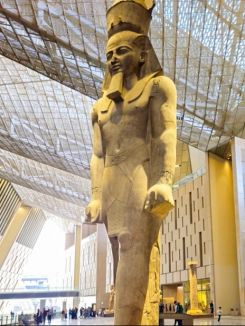 11 mètres de hauteur et 83 tonnes de granit, l’effigie de Ramsès II se dresse dans l'atrium. Photo tirée du site du GEM