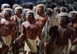 Une multitude de pièces pharaoniques en bois sont exposées au Grand Musée d'Égypte. Amr Abdallah Dalsh/Reuters