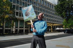Bennett Cohen, cofondateur de Ben & Jerry's, pose avec une pancarte durant une manifestation à Londres, en Grande-Bretagne, le 9 septembre 2025. Photo Shokirie Clarke/Handout via REUTERS
