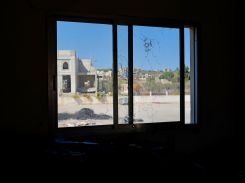La fenêtre criblée de balles du bâtiment de la municipalité de Blida, au Liban-Sud, après une incursion de l'armée israélienne qui a tué un des employés de la municipalité dans une fusillade nocturne, le 30 octobre 2025. Matthieu Karam / L'Orient-Le Jour