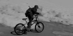 Le jeune garcon roulant à vélo à tombeau ouvert sur la neige. Photo fournie par Nadim Chammas