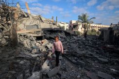 Une fillette marche parmi les décombres d’une maison détruite lors d’une frappe israélienne à Nousseirat, dans le centre de la bande de Gaza, le 29 octobre 2025. Eyad Baba/AFP

