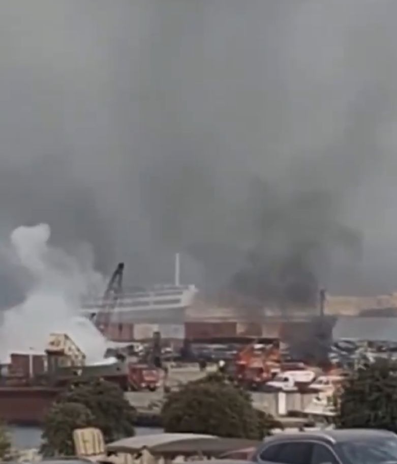 De la fumée au-dessus du port de Beyrouth, où l'armée effectue des exercices militaires 