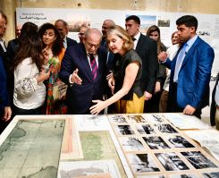 Le Premier ministre Nawaf Salam écoutant les explications de Hala Younès à propos de l'exposition "Beirut al Marfa". Photo Abbas Salman