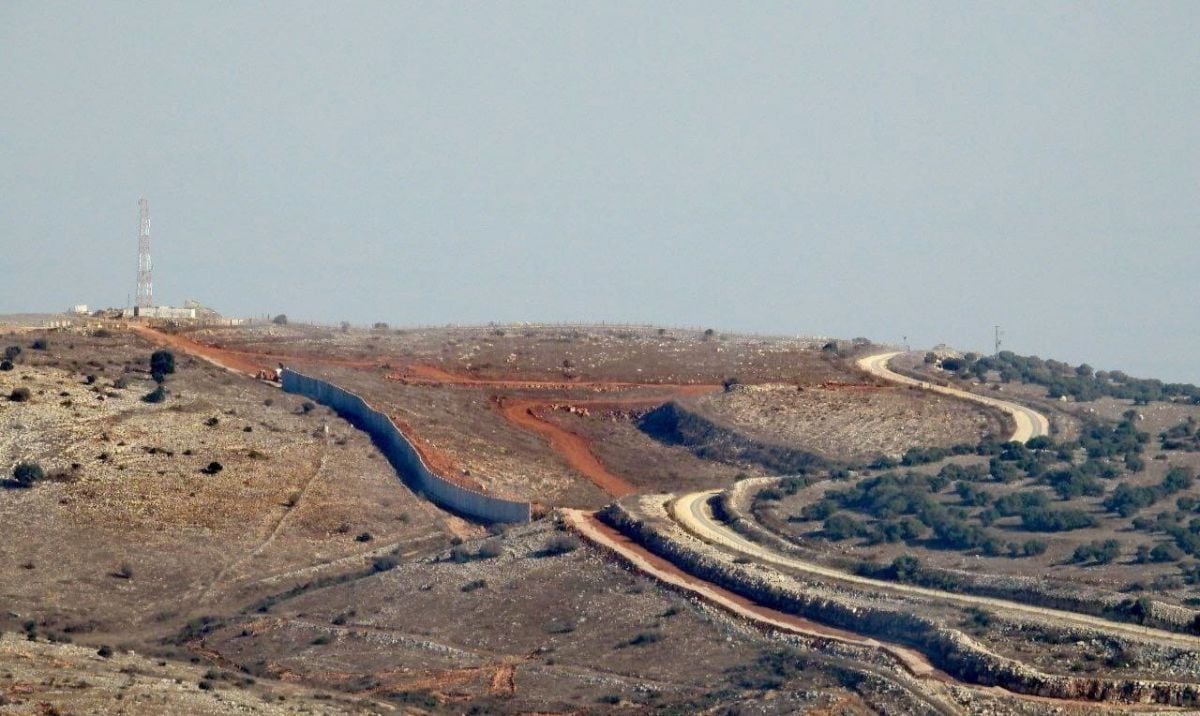 Israël érige un mur en béton au sud de la Ligne bleue, en face de Maroun el-Ras et Aïtaroun