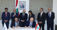 Les accords entre la SFI et les différentes parties prenantes des nouveaux projets ont été signés au Grand Sérail le 20 novembre 2025, en présence notamment du Premier ministre Nawaf Salam (centre gauche), du ministre de l'Économie Amer Bsat (2e à gauche), d’Aftab Ahmad et du directeur régional de la SFI pour le Moyen-Orient (à gauche). Photo diffusée sur le compte X du Grand Sérail