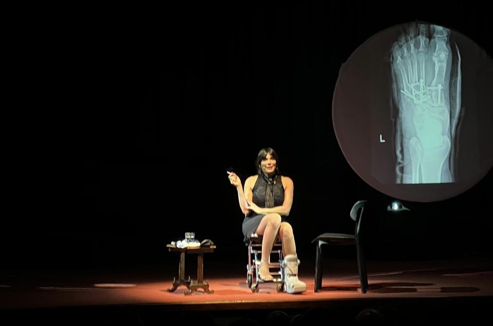 La chute comme scène : Nada Abou Farhat joue le Liban debout sur une jambe et demie