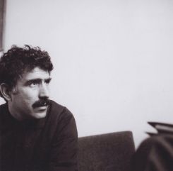 Paul Guiragossian dans son salon à Bourj Hammoud, en 1967. © Avec l'aimable autorisation des archives de la fondation Paul Guiragossian 