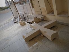 Une croix et des échafaudages sur le seuil de l'église Notre-Dame, le 5 novembre dans le village de Alma el-Chaab au Liban-Sud. Photo Matthieu Karam/L'Orient-Le Jour