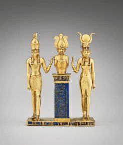 Triade d’Osorkon II (874–850 av. J.-C.). Photo : Mathieu Rabeau / © Musée du Louvre, Dist. RMN – Grand Palais / Art Resource, NY.