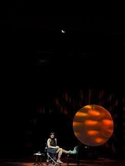 Nada Abou Farhat dans une scène de sa pièce « Ekhdé kasra ». Photo Béatrice Khairallah