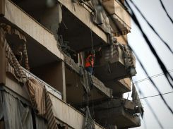 Un secouriste du comité sanitaire du hezbollah se tient sur l'un des étages d'un immeuble visé dans la banlieue sud de Beyrouth, le 23 novembre 2025. Photo Matthieu Karam/ L'Orient-Le Jour