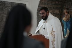 Le père Mario durant la messe à l'église Saint-Daniel de Menjez, surplombant le Nahr el-Kebir séparant le Liban de la Syrie, dans le Akkar, le 7 novembre. Photo Mohammad Yassine/L'Orient-Le Jour