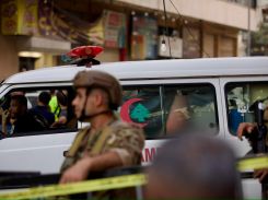 Un militaire posté devant une ambulance stationnée près de l'immeuble visé dans la banlieue sud de Beyrouth, le 23 novembre 2025. Photo Matthieu KARAM/ L'Orient-Le Jour