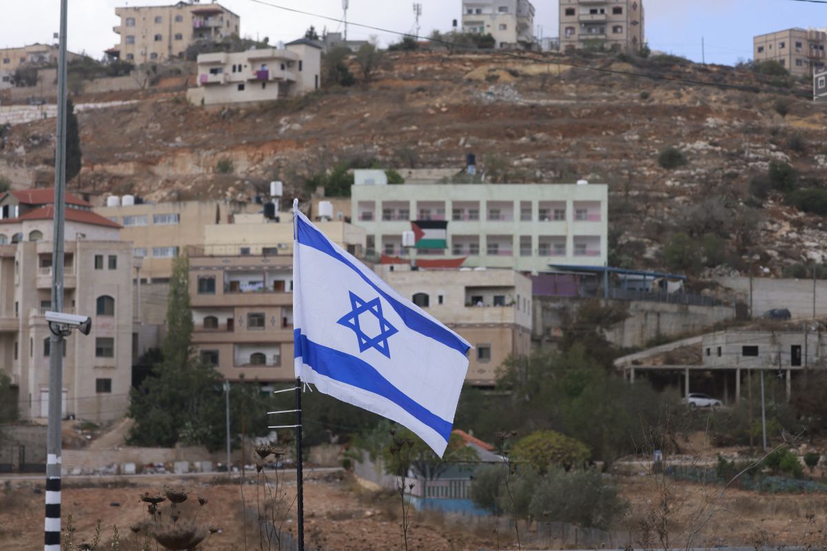 Israeli forces dismantle settler outpost